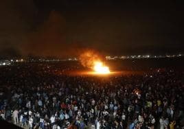 La playa de Poniente de Gijón durante la celebración de la Hoguera de San Xuan.