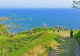 Más de un centenar de senderistas de Valdés y Cudillero recorrieron la Ruta Entrecabos.