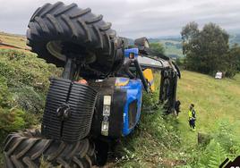 El tractor y la empacadora, volcados en el lugar del accidente.