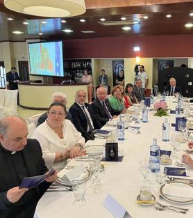 Imagen secundaria 2 - La Fundación Aladina, Cáritas y la docente Ana Isabel Peláez recogen sus Amuravelas de Oro en Cudillero