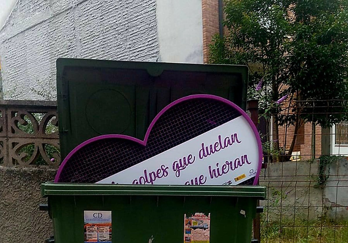 El corazón morado contra la violencia machista de Nava, en un contenedor de basura.