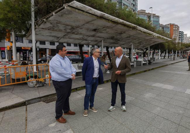 Los concejales Pelayo Barcia, Gilberto Villoria y Jesús Martínez Salvador, en el Muro.