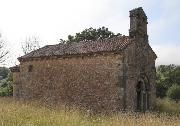 Imagen principal - Aramil. Iglesia de San Esteban de los Caballeros, y dos detalles de la ornamentación de una de las joyas del románico rural asturiano.