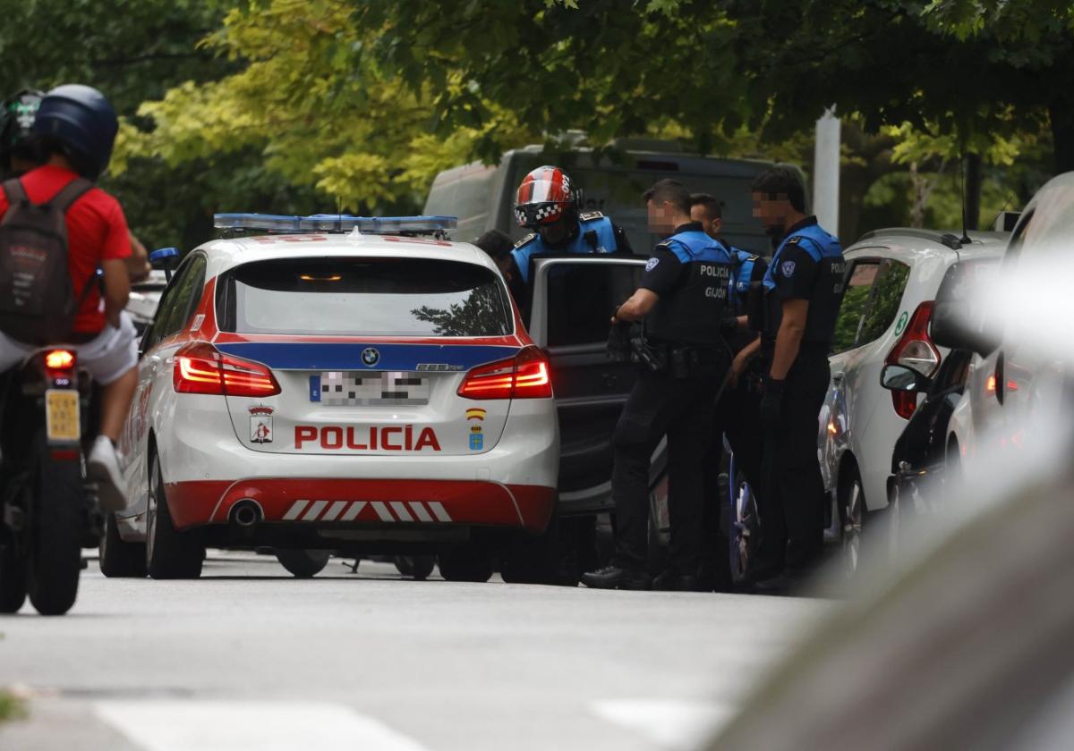 Dispositivo de la Policía Local de Gijón en el lugar de los hechos.