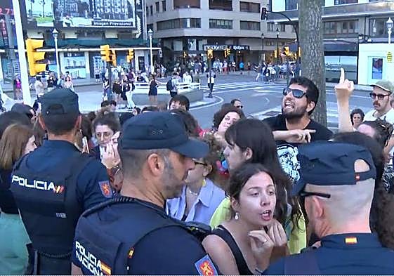 Tensión en el mitin de Vox en Gijón