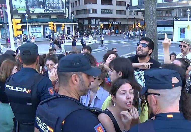 Tensión en el mitin de Vox en Gijón