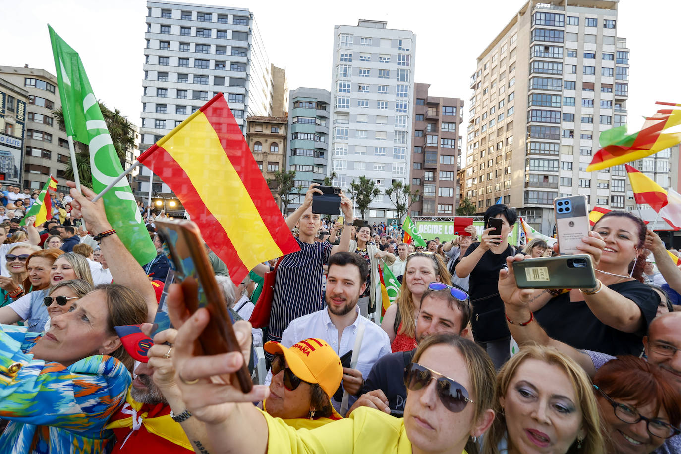 Así ha sido el acto de Santiago Abascal en Gijón