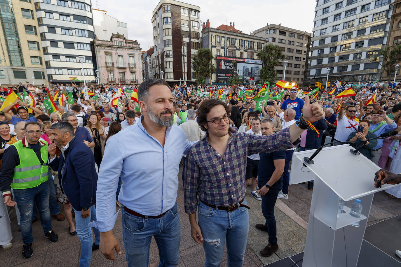 Así ha sido el acto de Santiago Abascal en Gijón