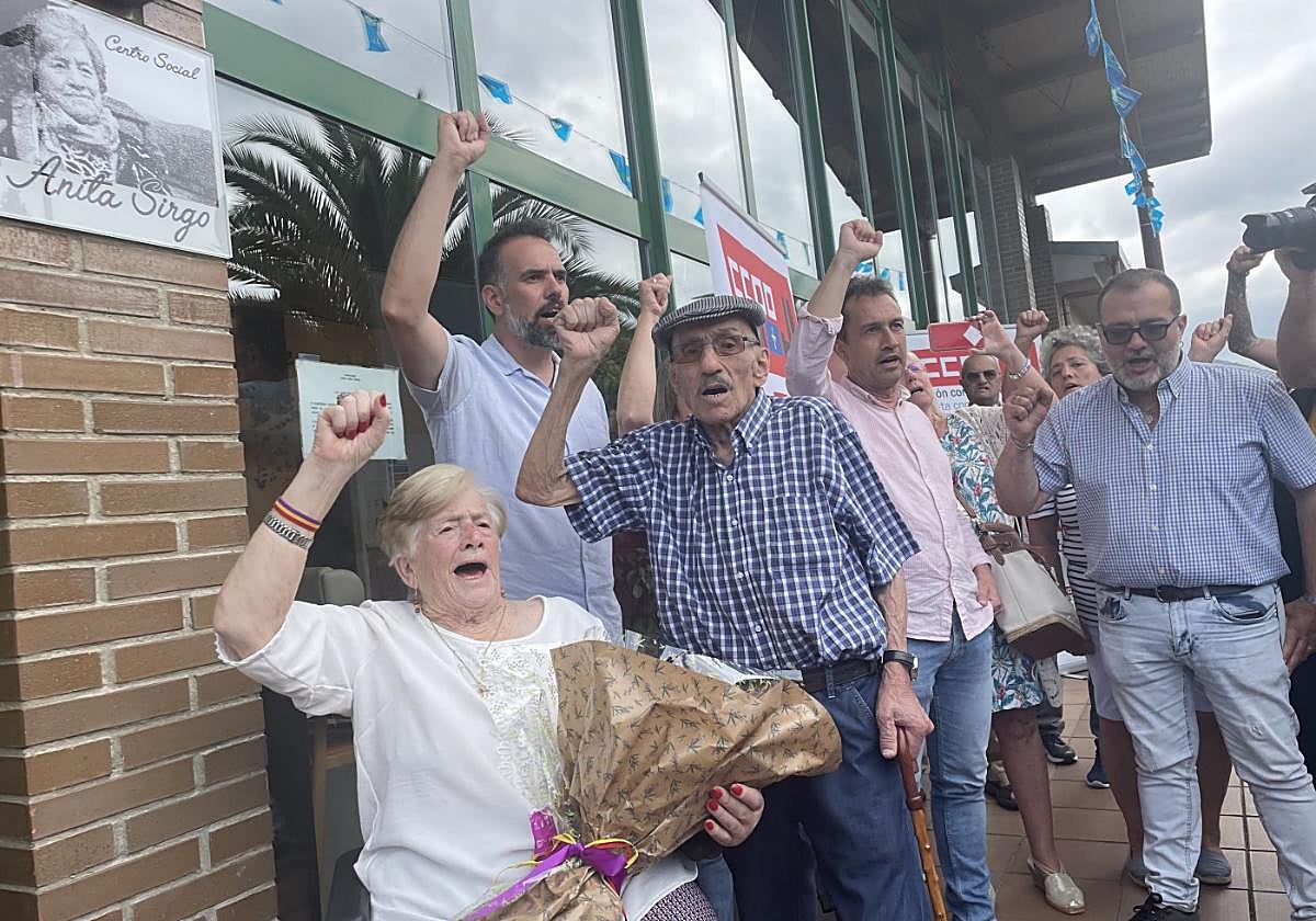 Anita Sirgo canta 'La Internacional' durante el homenaje.