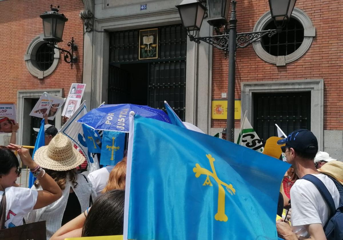 Manifestantes asturianos ante el Ministerio de Justicia, ayer.