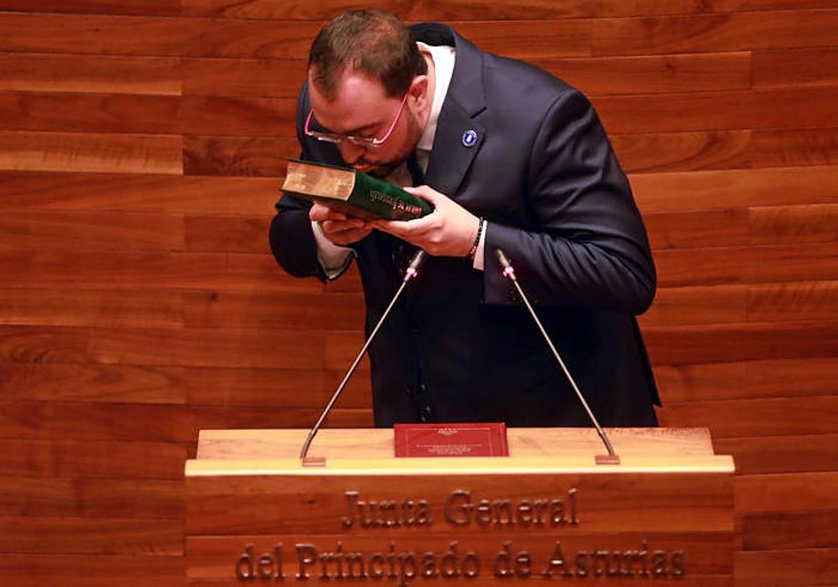 Barbón besa la Biblia antes de prometer el cargo de diputado de la Junta General.