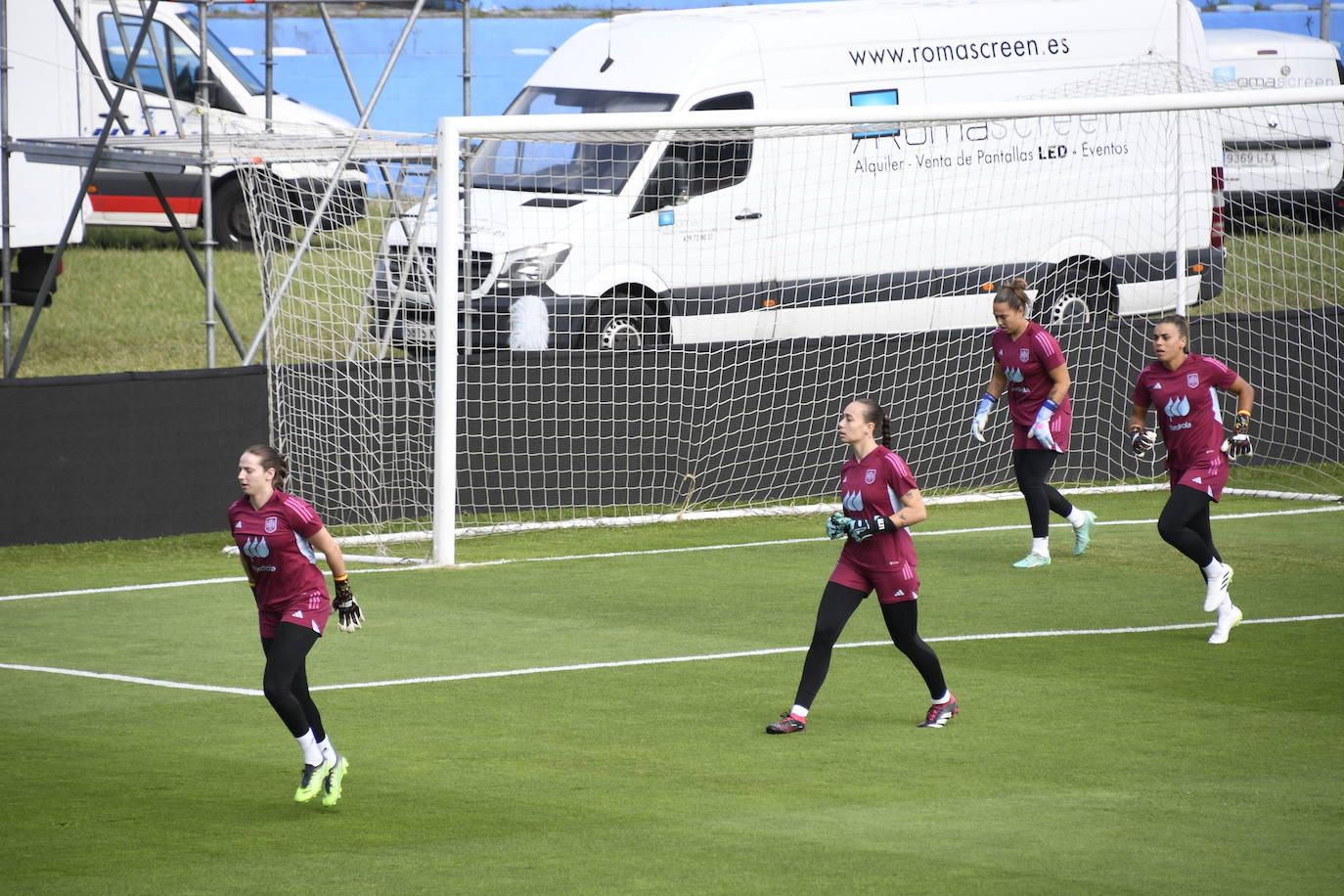 La selección femenina de fútbol calienta motores en el Suárez Puerta