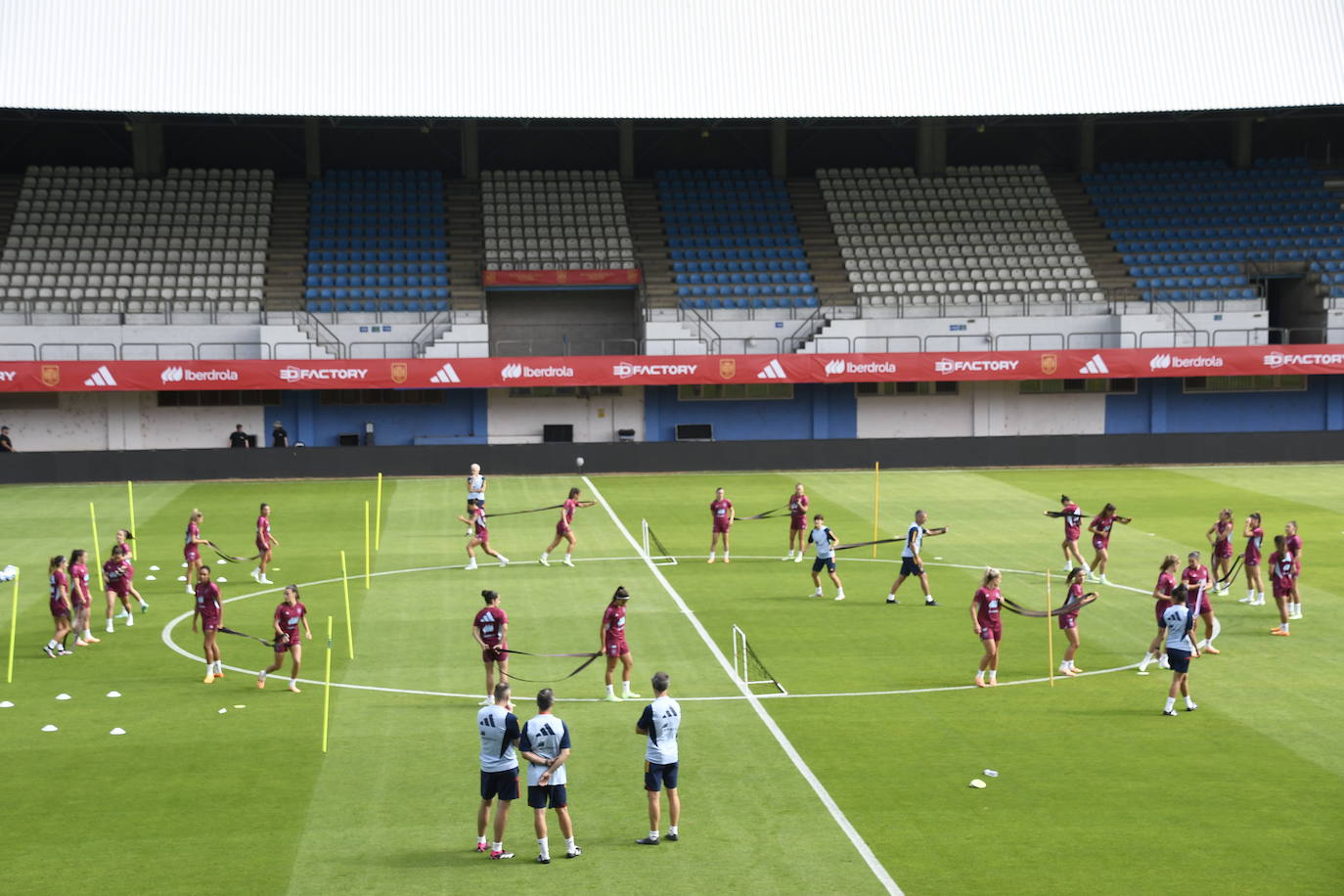 La selección femenina de fútbol calienta motores en el Suárez Puerta