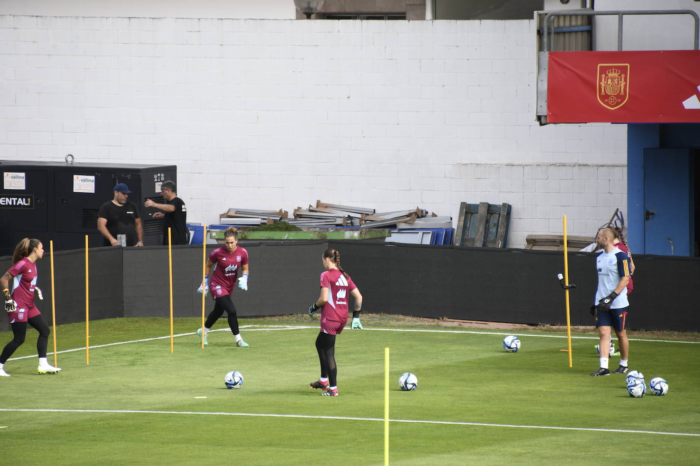 La selección femenina de fútbol calienta motores en el Suárez Puerta