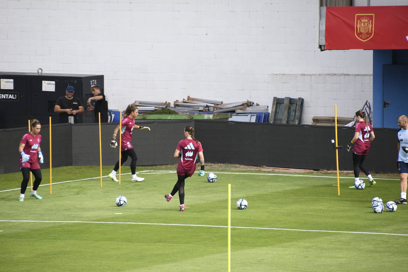 La selección femenina de fútbol calienta motores en el Suárez Puerta