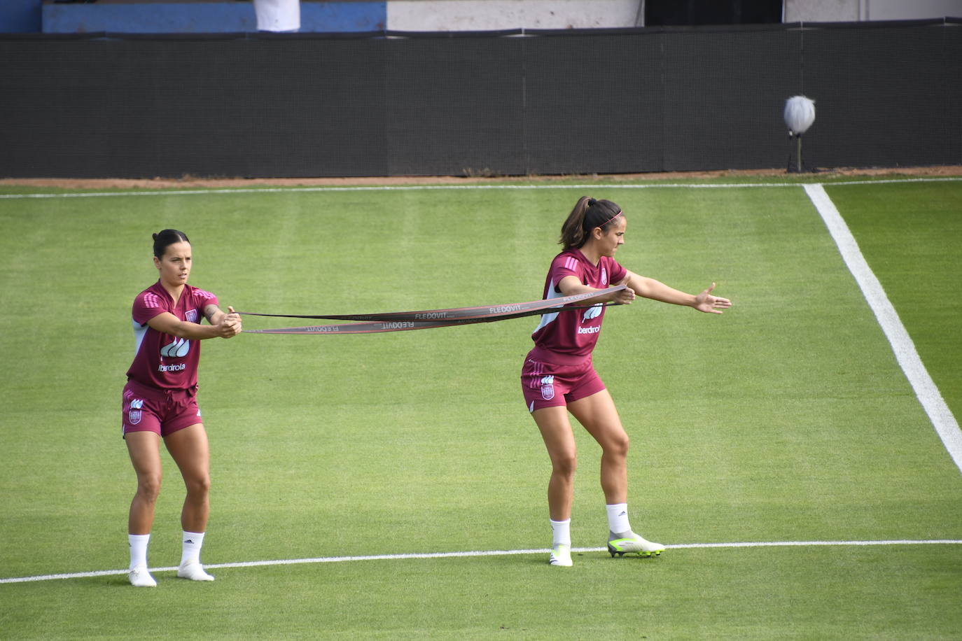 La selección femenina de fútbol calienta motores en el Suárez Puerta