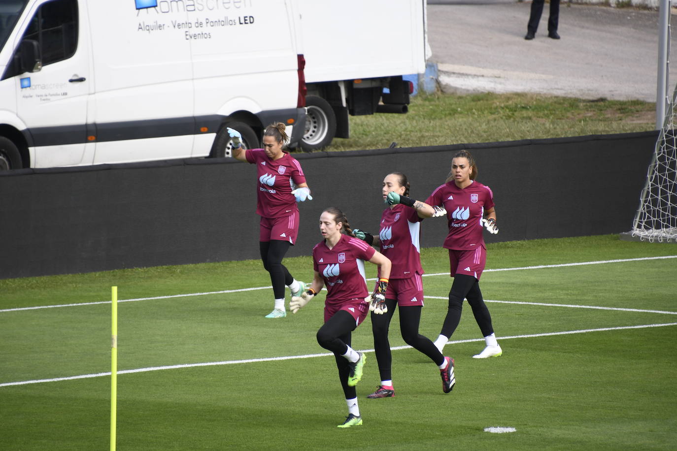 La selección femenina de fútbol calienta motores en el Suárez Puerta