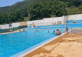 Usuarios en las piscinas municipales de Riaño, en el primer día de la temporada estival.