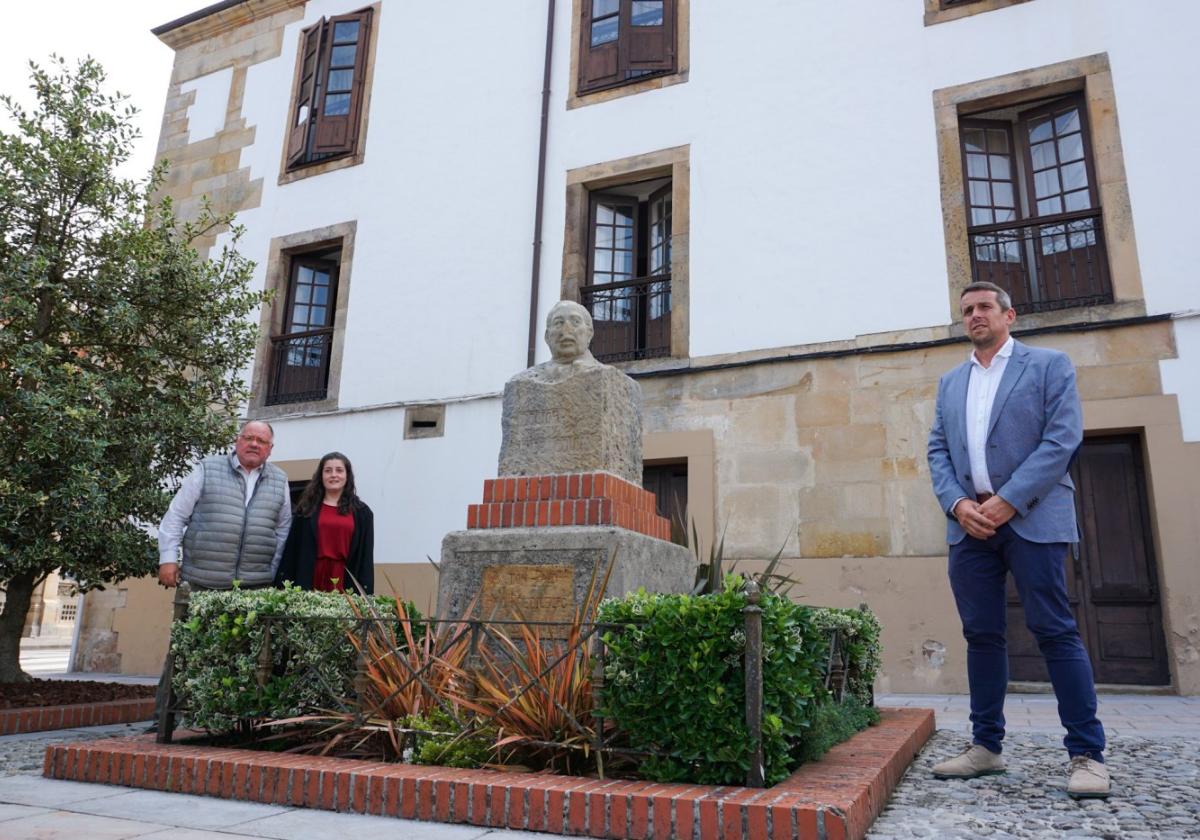 Carlos Guardado, Lucía Valle y José Ángel Toyos, ayer, frente a la casa familiar y el busto de Grande Covián.