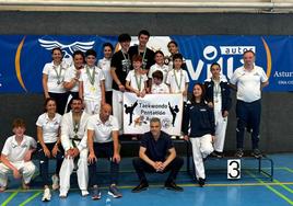Medallistas y participantes del Taekwondo Pentatlón Avilés.