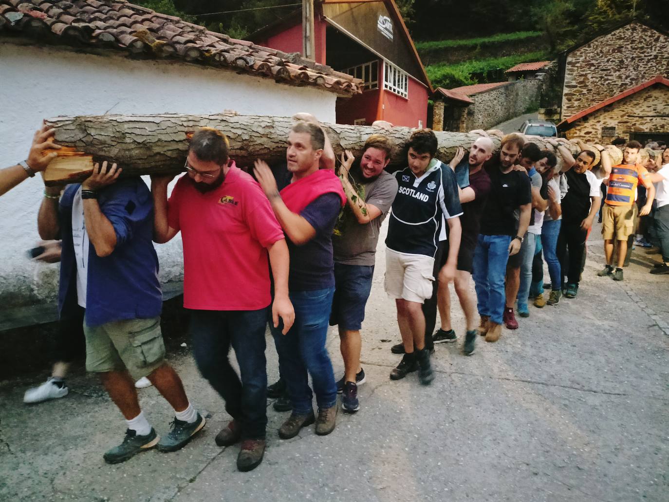 Así ha sido la festividad del arbolón en Cangas del Narcea