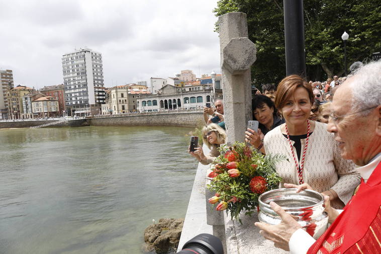 La alcaldesa de Gijón, Carmen Moriyón, durante la bendición de las aguas.