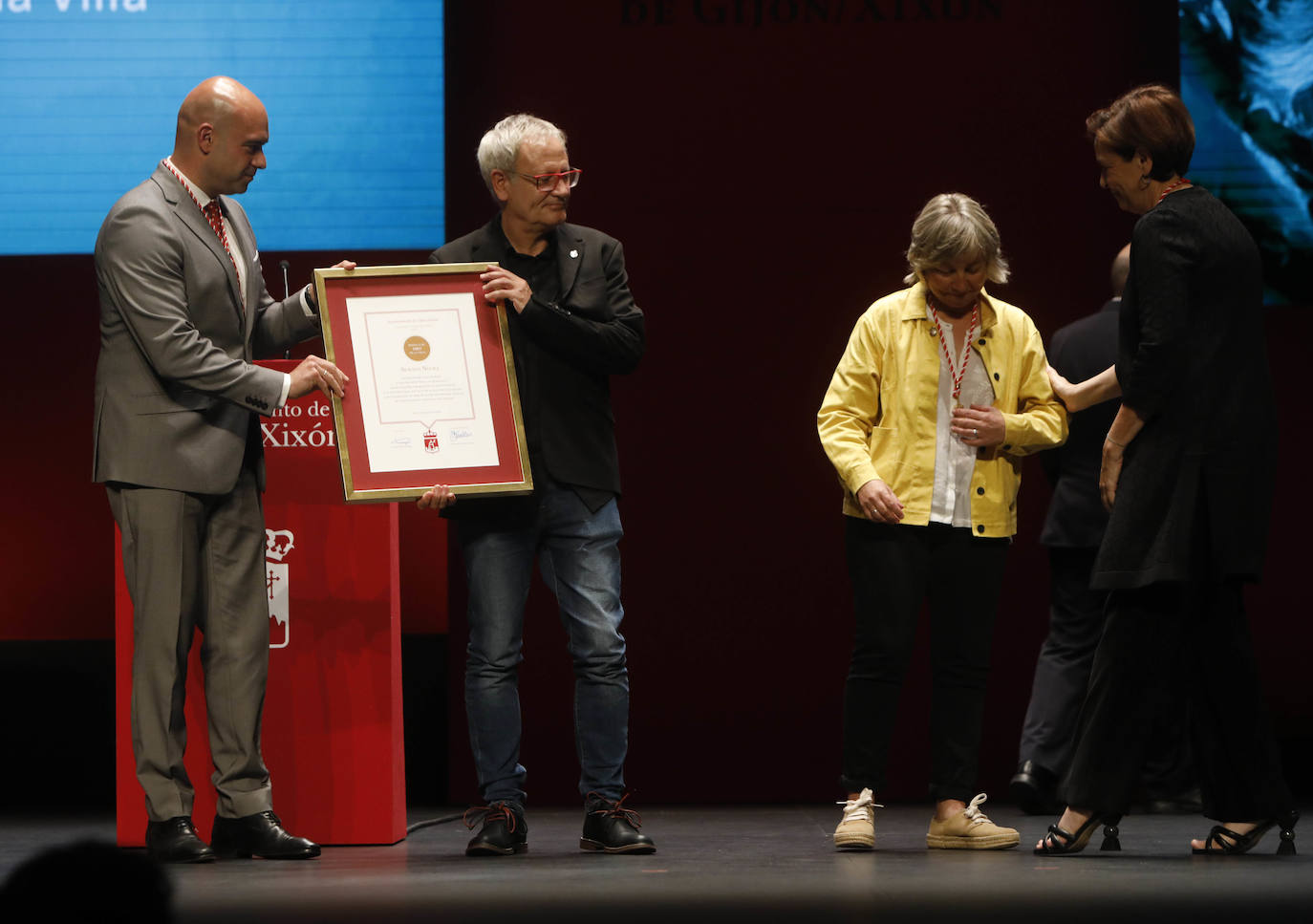 Honores y distinciones en Gijón: la entrega de las Medallas de la ciudad, en imágenes