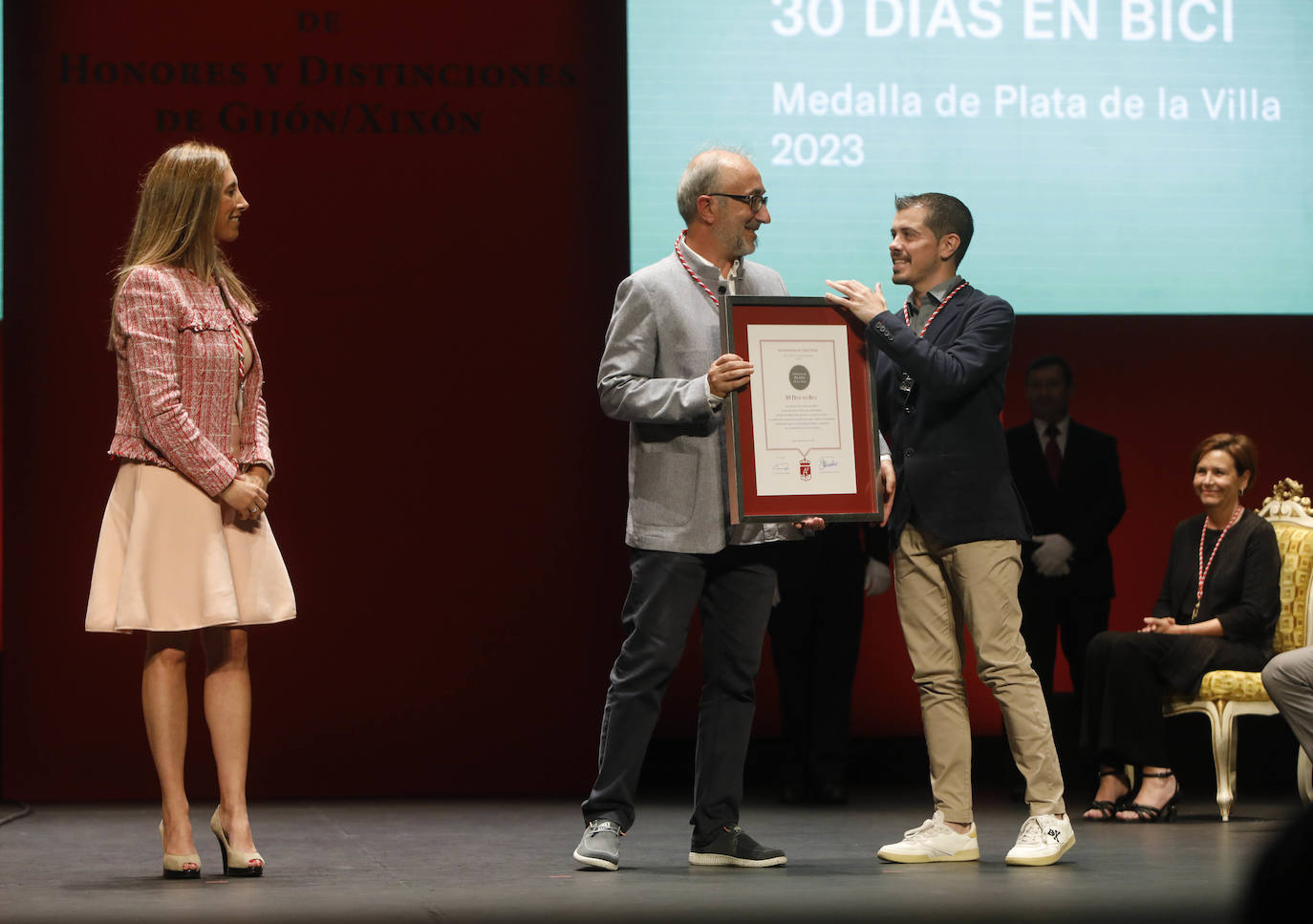 Honores y distinciones en Gijón: la entrega de las Medallas de la ciudad, en imágenes