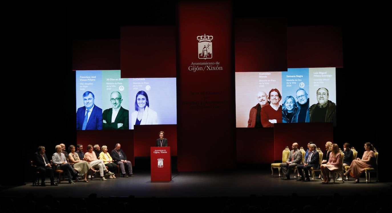 Honores y distinciones en Gijón: la entrega de las Medallas de la ciudad, en imágenes