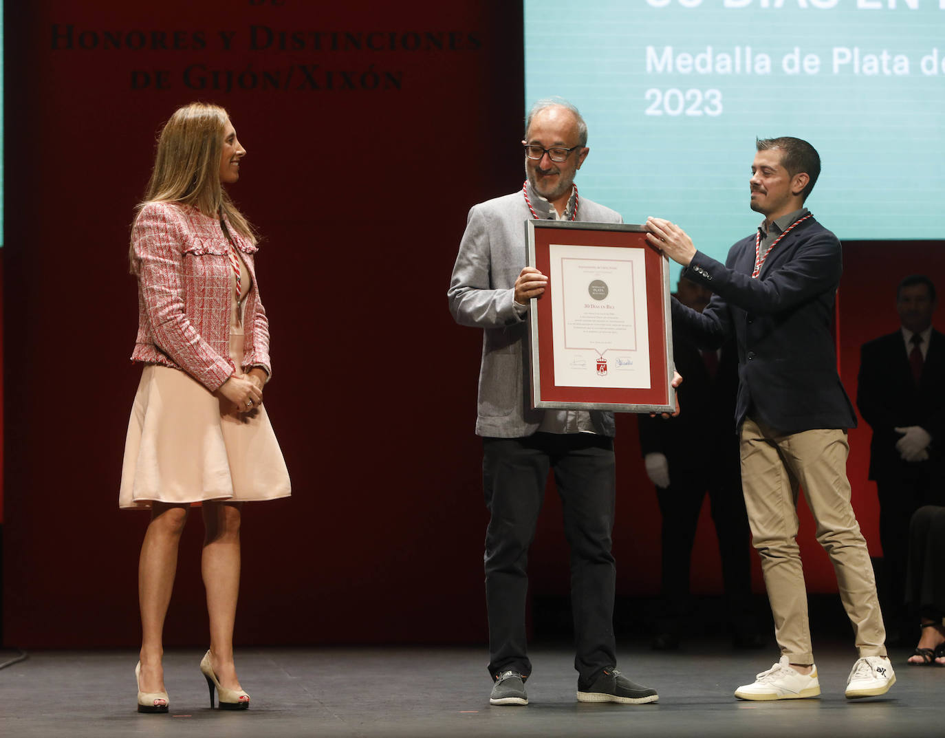 Honores y distinciones en Gijón: la entrega de las Medallas de la ciudad, en imágenes