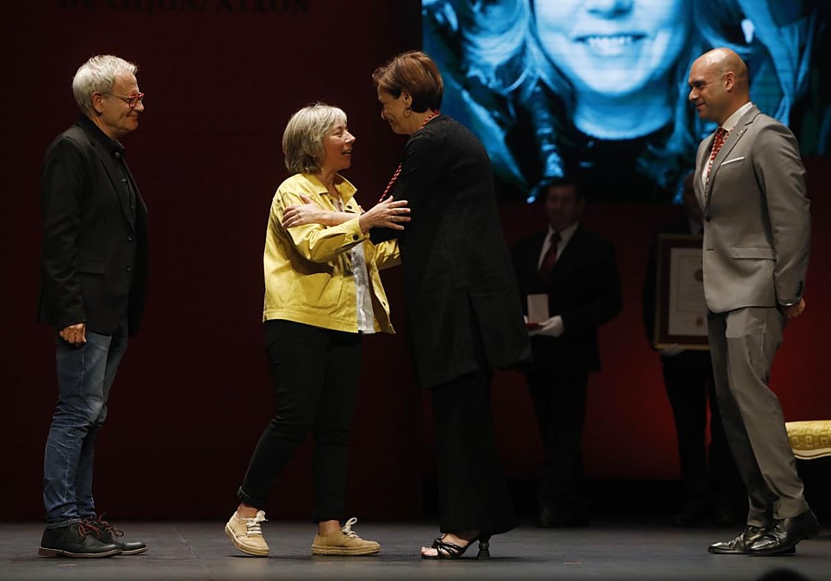 El director de la Semana Negra, Ángel de la Calle, y su presidenta, Susana Quirós, con la alcaldesa, Carmen Moriyón, y Jesús Martínez Salvador.