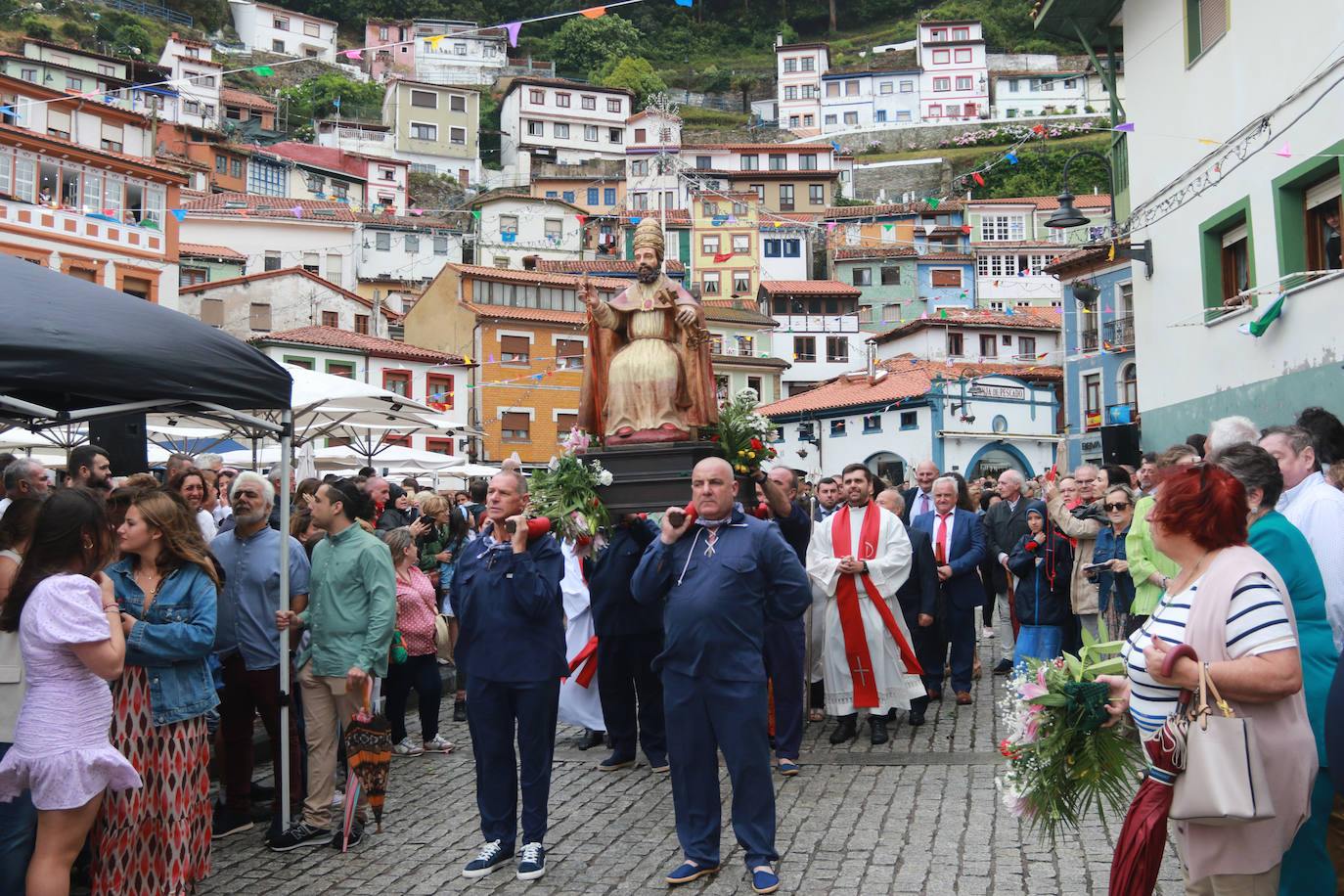 Los marineros portan la imagen de San Pedro hasta la plaza de la Marina de la capital pixueta.