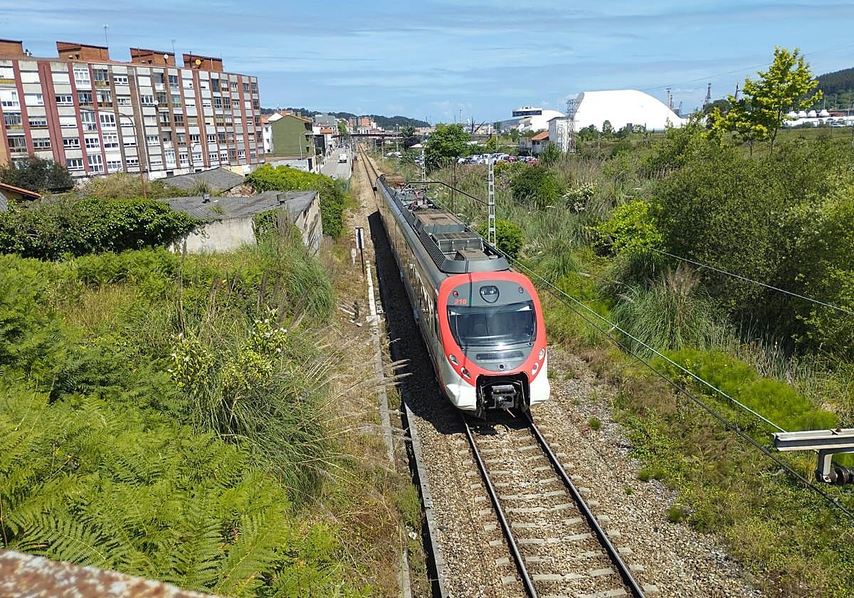 En tren de Renfe estuvo detenido en la vía a la entrada de Avilés durante casi una hora.