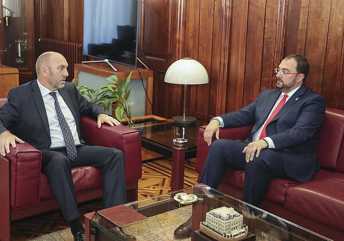 El presidente del Principado de Asturias en funciones, Adrián Barbón, y el presidente de la Junta General, Juan Cofiño, se reunieron este viernes en la sede del parlamento asturiano