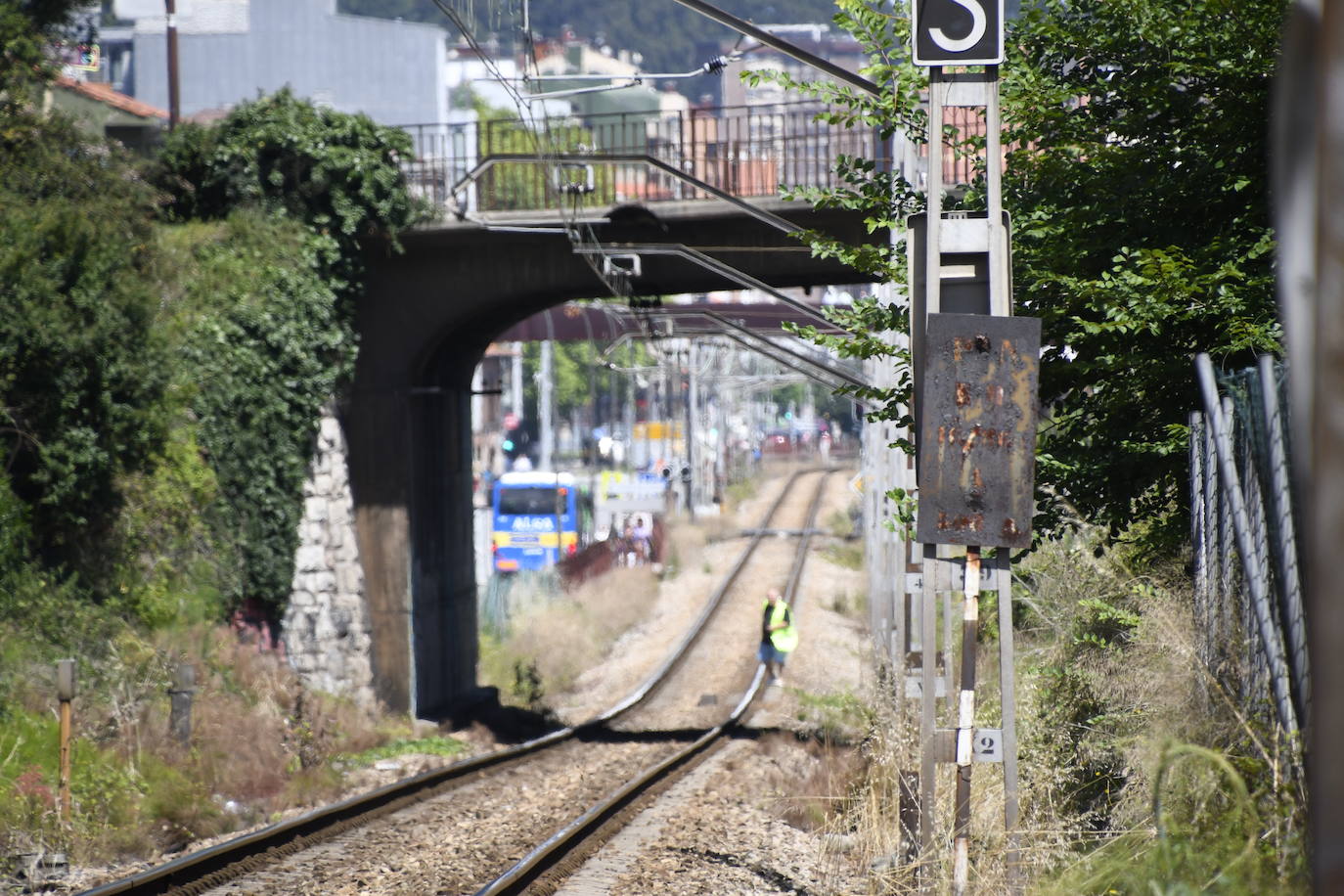 Un tren en marcha hiere en la cabeza a un hombre en Avilés