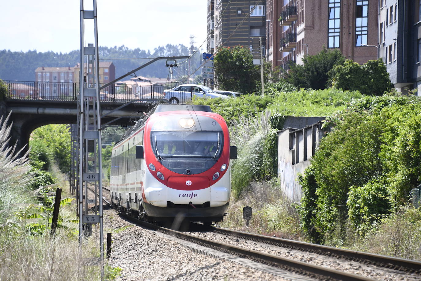 Un tren en marcha hiere en la cabeza a un hombre en Avilés