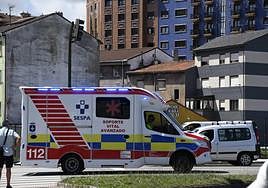 Un tren en marcha hiere en la cabeza a un hombre en Avilés