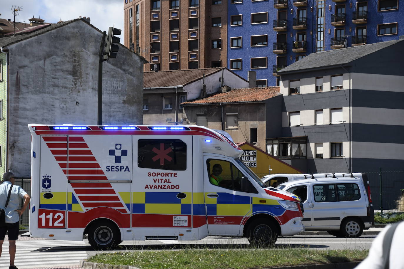Un tren en marcha hiere en la cabeza a un hombre en Avilés