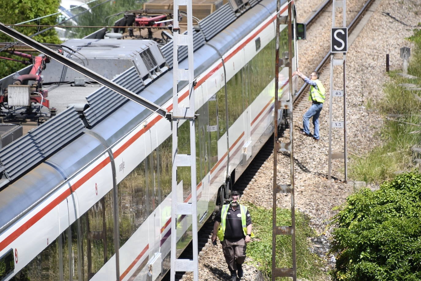 Un tren en marcha hiere en la cabeza a un hombre en Avilés