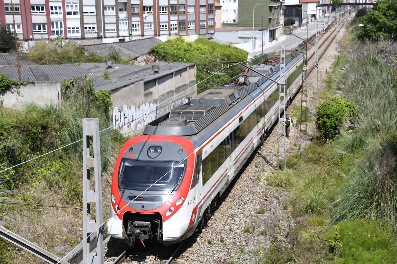 Un tren en marcha hiere en la cabeza a un hombre en Avilés