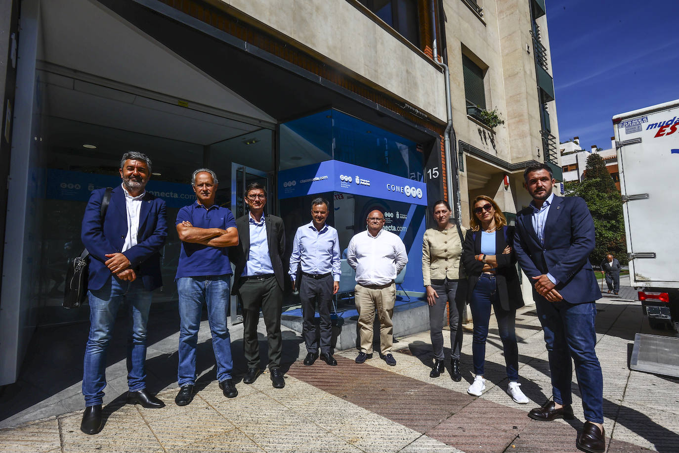 El consejero de Cohesión Territorial y Medio Rural en funciones, Alejandro Calvo (izquierda), con el viceconsejero de Infraestructuras, Movilidad y Territorio, Jorge García (derecha), junto a los representantes de Astra, CAR y Asvypimet en la nueva sede del Consorcio de Transportes