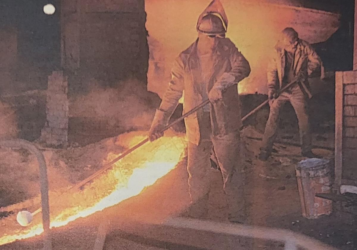 El último sangrado del 'Carmen IV' cerró un capítulo de la historia siderúrgica de Avilés.