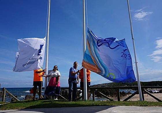 Los concejales Priscila Alonso y Juan Carlos Armas, durante el izado.