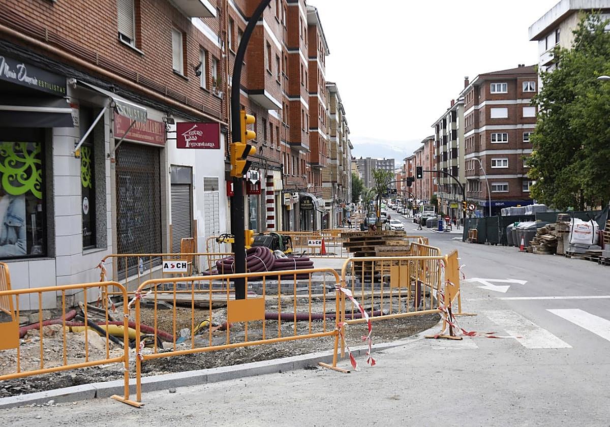 Estado que presenta la acera norte, en la esquina con Severo Ochoa.