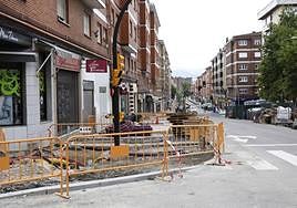 Estado que presenta la acera norte, en la esquina con Severo Ochoa.