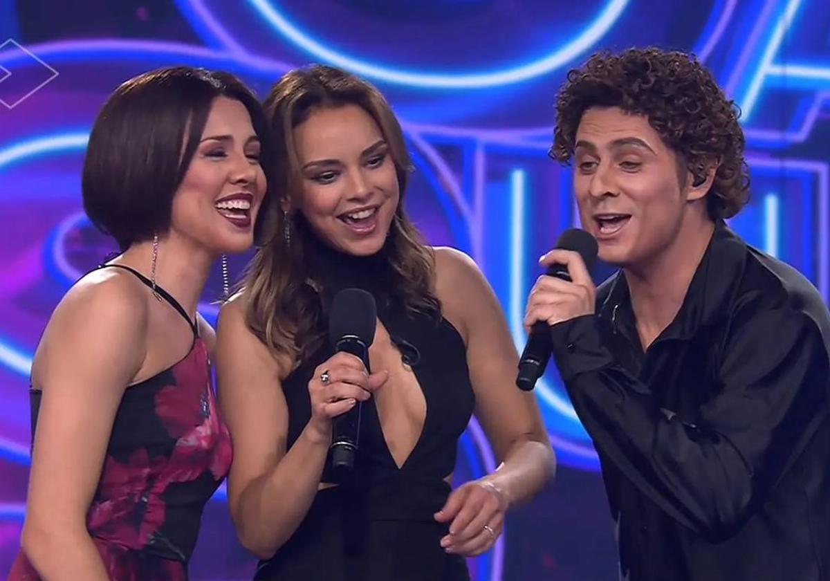 Andrea Guasch, Chenoa y Bisbal (Rosco) cantan «Escondidos» en Tu Cara Me Suena.