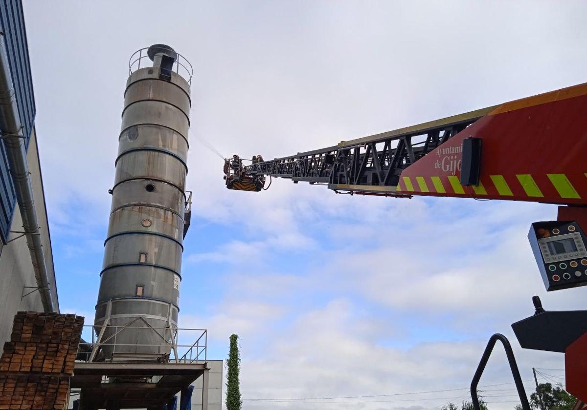 Los bomberos sofocando el incendio.