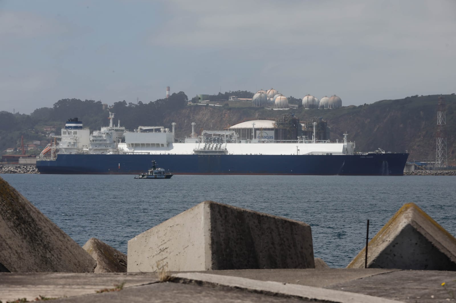 El buque metanero &#039;Cool Racer&#039; ya está en el puerto de Gijón