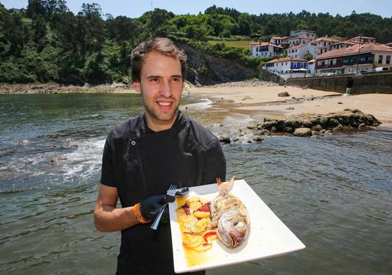 Pedro Chacón, de El Uría,en Tazones, con un besugo al horno.