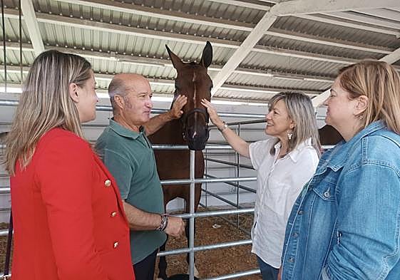 La número uno del PP al Congreso por Asturias, Esther Llamazares, visitó el concurso de caballos de Tineo